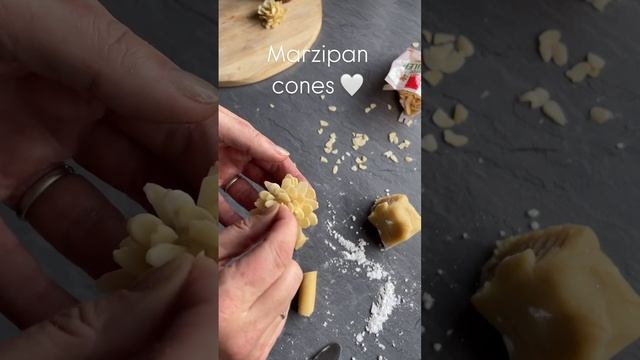 Марципановые шишки 🎄 использовала миндальную муку и миндальные лепестки для украшения! #новыйгод