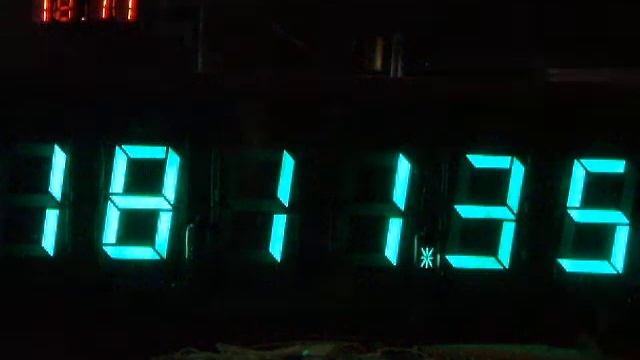Digital clock on the huge VFD indicators ILС1-1 / 7