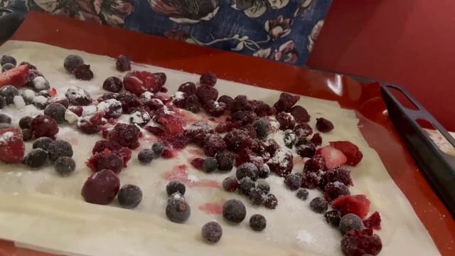 Рулет с ягодами из теста ФИЛО