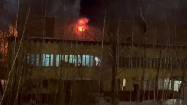 🔥На 1-ой Горловской улице горит двухэтажное промышленное здание🔥