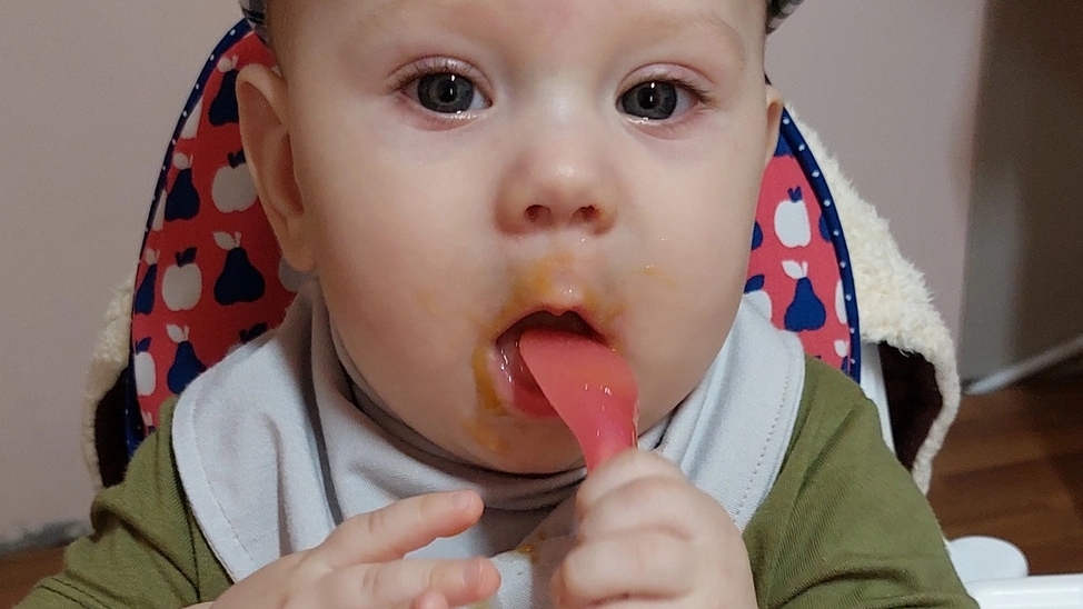 Ромочка учится самостоятельно кушать с 6 месяцев до 1 года 2 мес