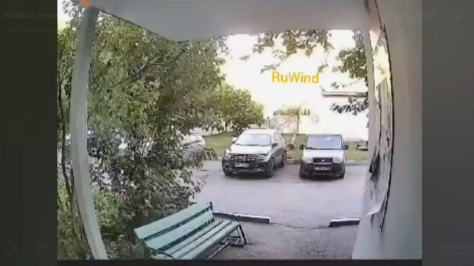 упал #беспилотник #бпла #дрон #fpv #квадрокоптер #новости #юмор #2024, мужик упал на лавку Саратов