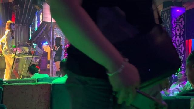 Vũ Công Biểu Diễn Cực Hót Tại Bar