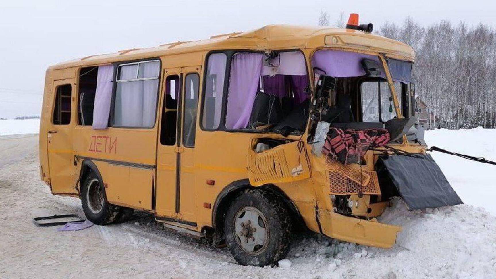 В Башкирии семь человек пострадали в ЛТП со школьным автобусом и бензовозом