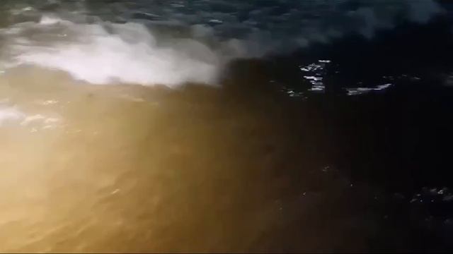 В Анапе шторм уносит мешки с мазутом обратно в Чёрное море.