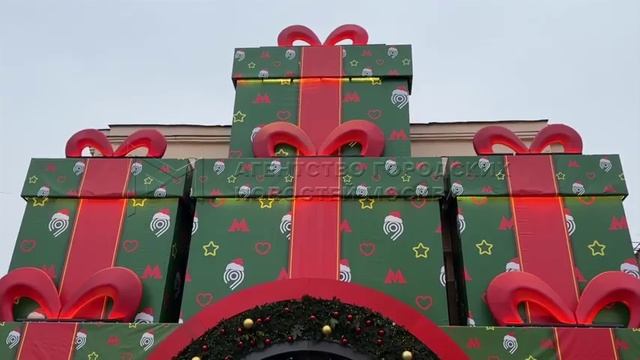 🎁Вестибюль станции метро «Семёновская» очень красиво украсили — теперь это гора подарков!🎁