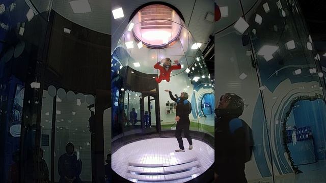 Дима в аэротрубе. Музыка: Вивальди, Времена года