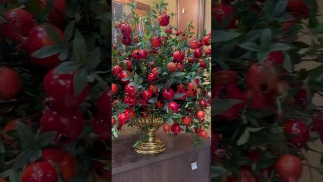 Композиция в золотой металлической вазе с гранатами