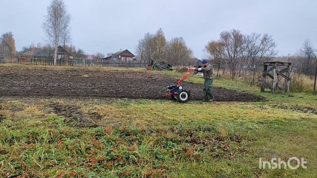 Мотоблок Агат пашет плугом. Осенняя пахота.