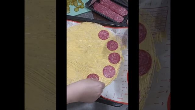 Рецепт вкусной пиццы дома за 15 минут!
Смогут даже дети! Рецепт пиццы из лаваша.