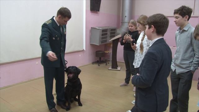 В преддверии новогодних праздников кинологи Смоленской таможни встретились со школьниками