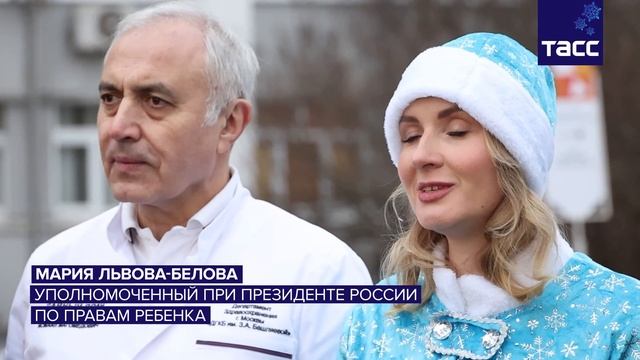 Добровольцы-спасатели десантировались с детской больницы с поздравлениями пациентам