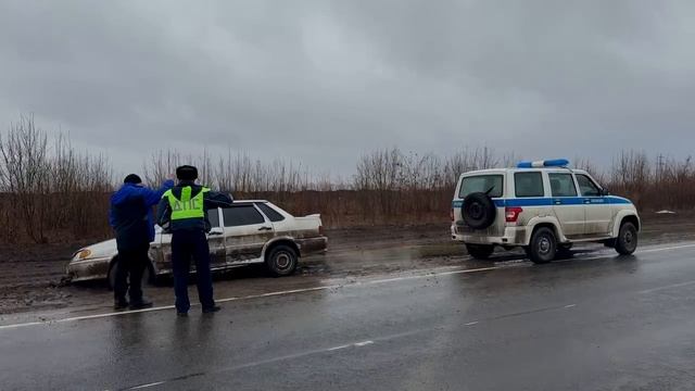 Полицейские ЛНР помогли водителю, машина которого увязла в грязи на обочине трассы у Первомайска