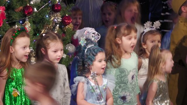 Металлурги дарят детям Саяногорска новогодние подарки и сюрпризы