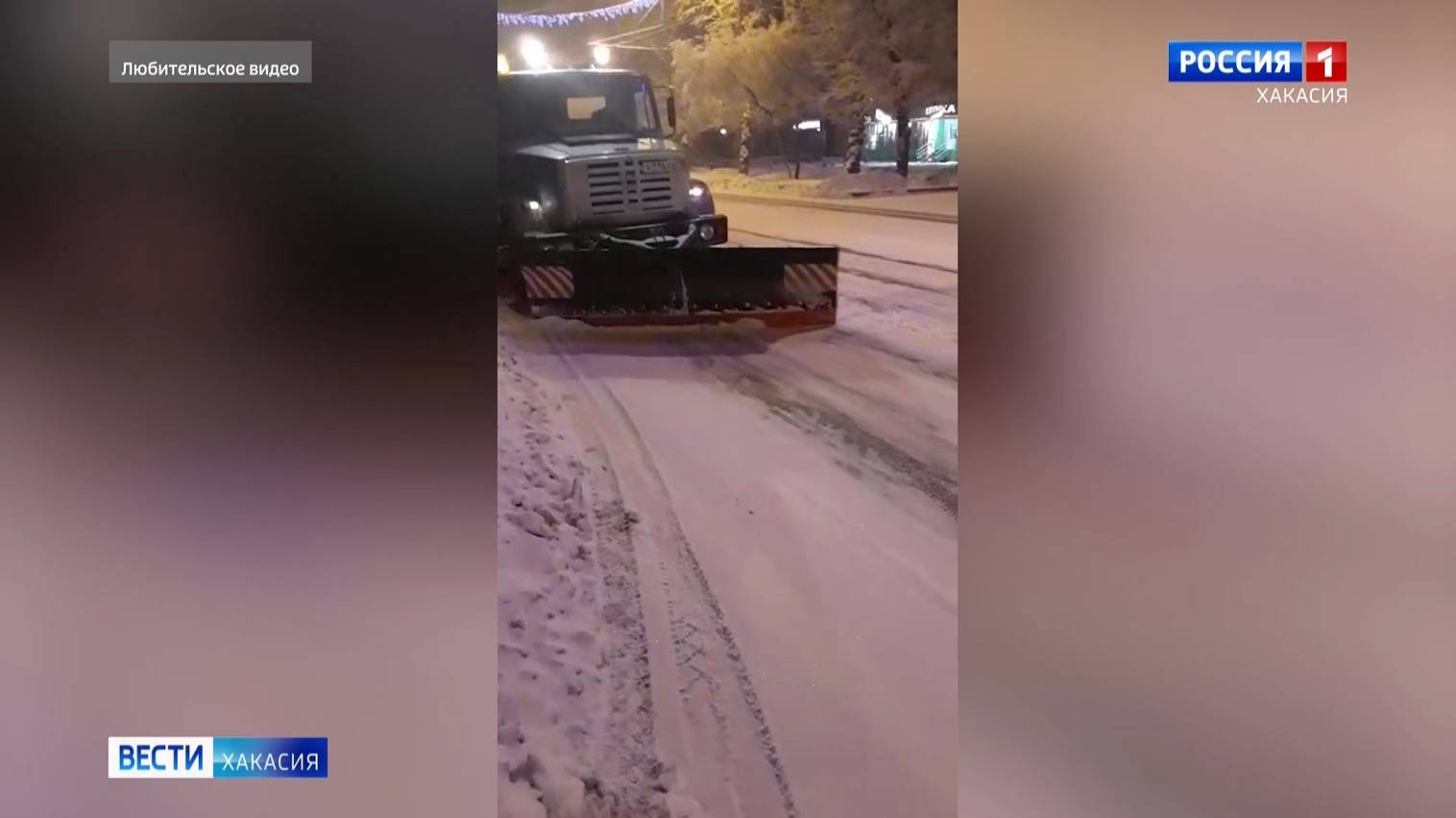 В Абакане продолжается борьба со снегом