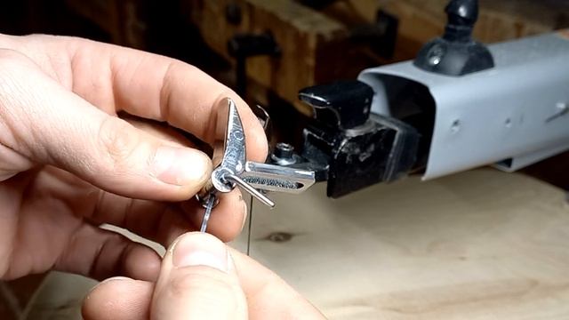 Крепление на лобзиковый станок для бесштифтовых пилочек.mp4