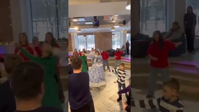 Новогоднюю сказку особенным деткам подарили актеры психологического  театра «По зову сердца»