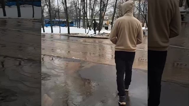 💦На Перовском шоссе в районе дома 16 подтопило дорогу💦