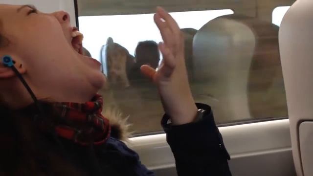 Девочка бьется в конвульсиях
