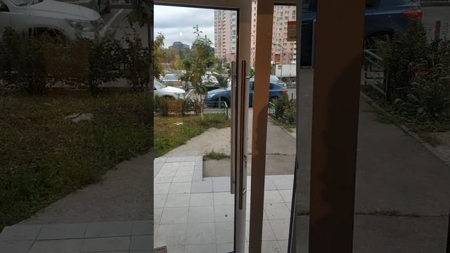 Работа доводчика на дверь из алюминиевого профиля.