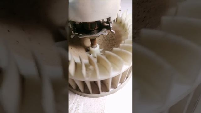 Снял моторчик печки БМВ Е34, не дует вентилятор