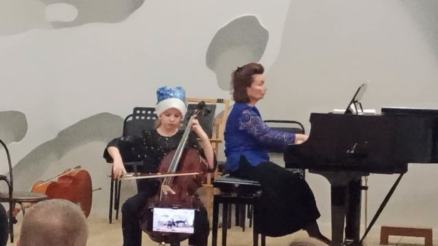 Катя играет французскую песенку