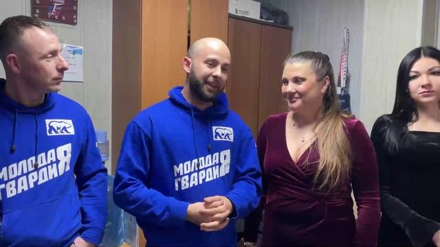 Сахалинские волонтеры поздравили сотрудников администрации Шахтерска с наступающими праздниками