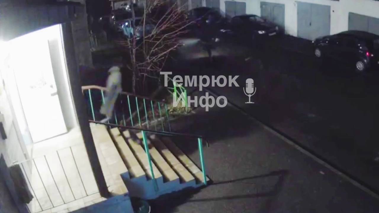 Парень в балаклаве устроил взрыв в подъезде многоэтажки в Темрюке