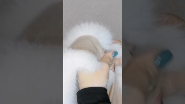 Накладной воротник из эко меха.