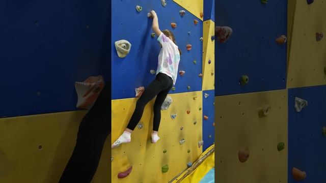 Детское счастье! Веселимся в батутном центре.