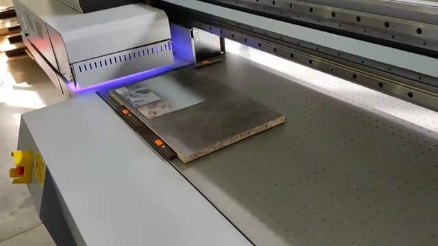 Планшетный УФ принтер Artis UVF2513 PLUS DG KMi