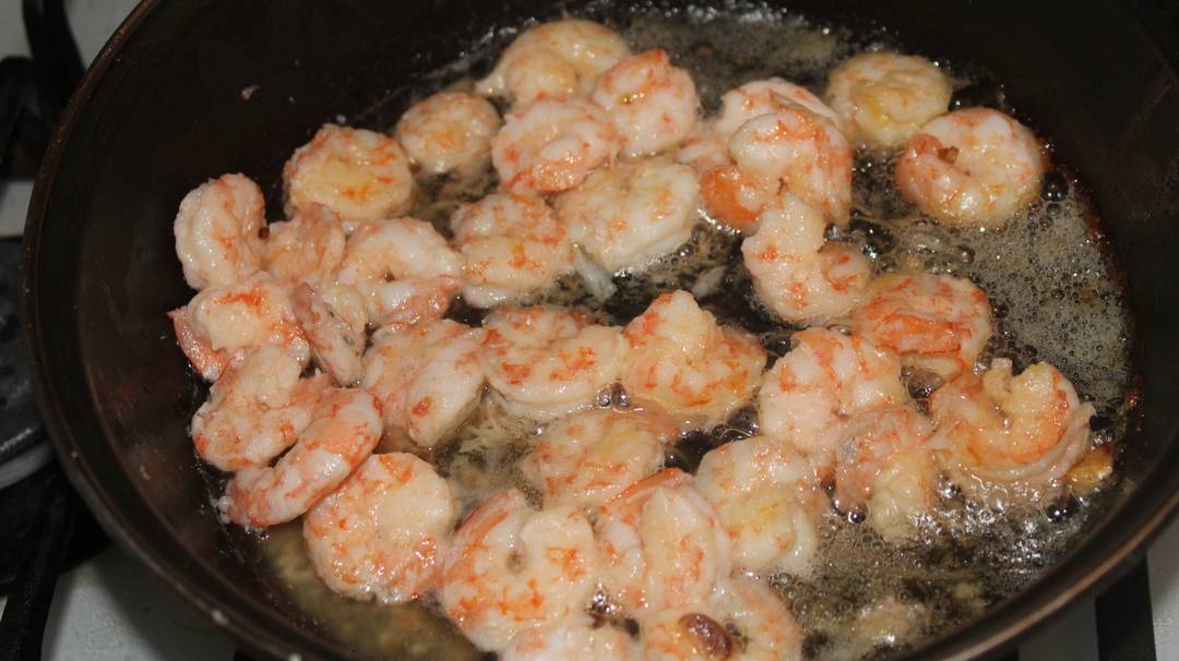 Креветки жареные в чесночном масле.
