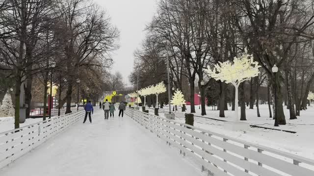 Каток в Парке Горького, полный обзор. Праздничные инсталляции, белочки, "олдскульная" музыка