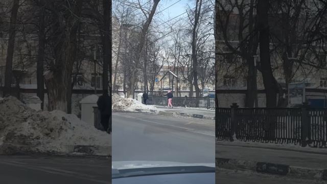 😁 В Ульяновске мужчина разгуливает в розовом костюме единорога. Возвращается с корпоратива?