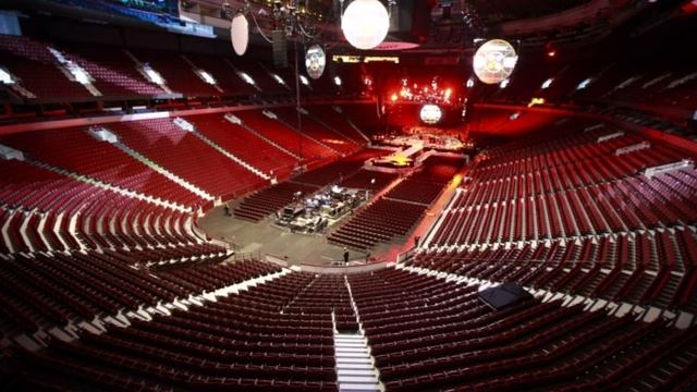 Selena Gomez - Souvenir | Empty Arena