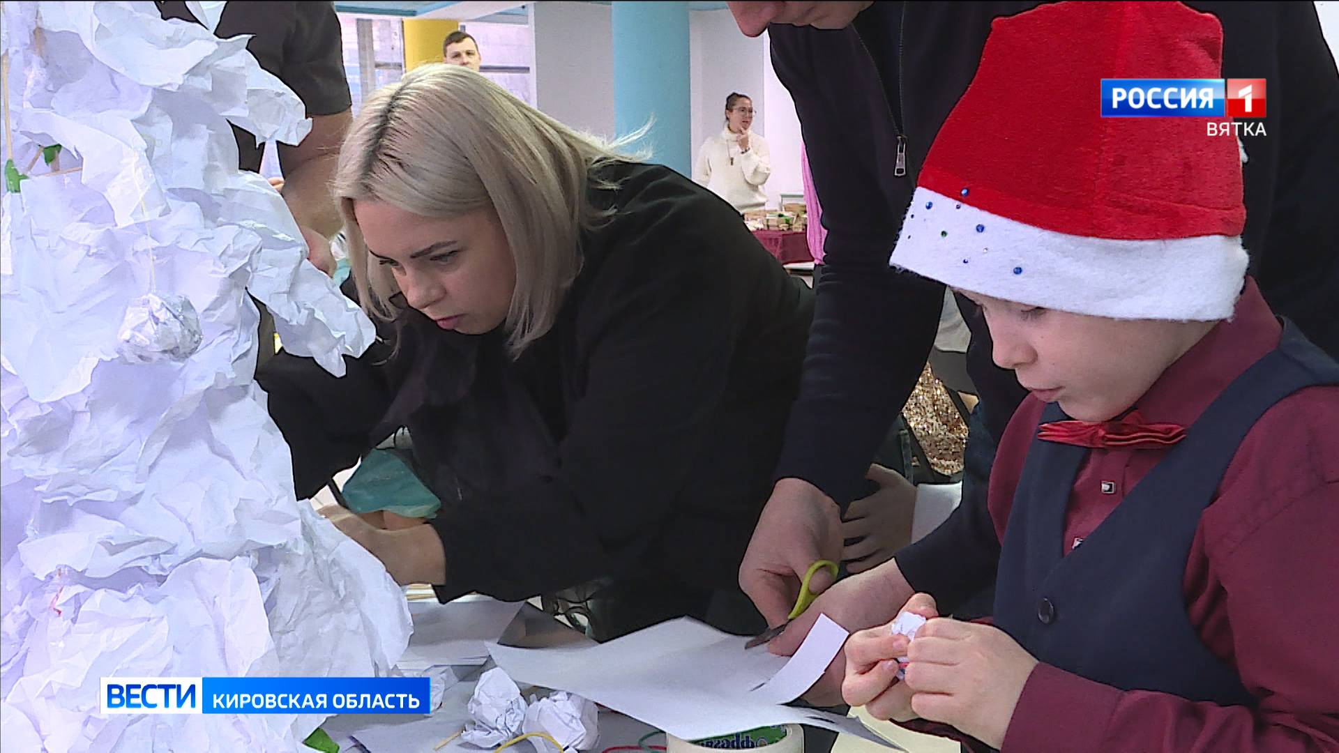 В Кирове в рамках семейного инженерного марафона прошел конкурс на изготовление новогодней ёлки