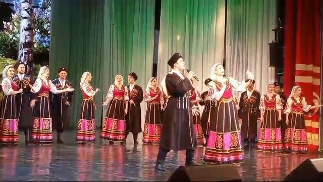 "Кубанская Казачья Вольница" . 
На деревне тихо.
 Солисты - Юлия Долженко и Сергей Демченко.