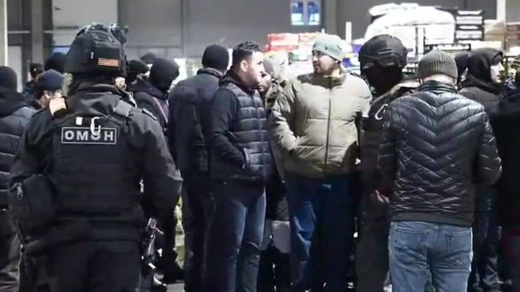 После рейда по продуктовой базе в Петербурге в военкомат отвезли 24 человека
