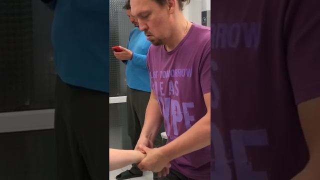 Работа костоправа. Правка лучезапястного сустава.