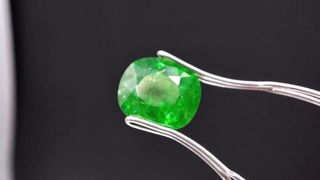 2.52 ct. Гранат Цаворит кушон. Танзания
