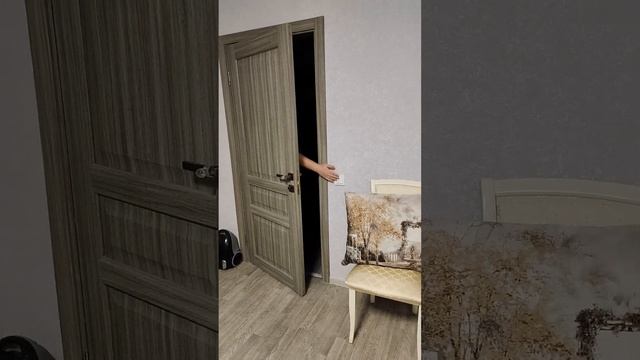 Брат прячется от камеры