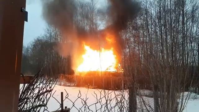 горит баня соседа на участке