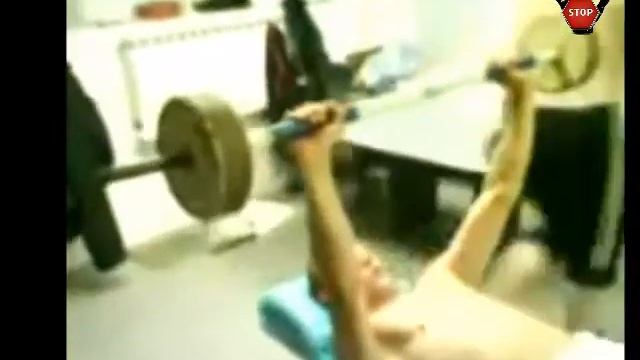 Сра   е Бодибилдеры!!! Мега ржач!!! Самое смешное видео смотреть всем!!!!