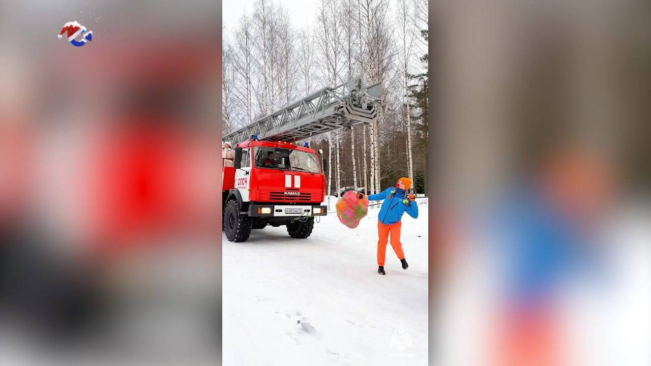 Сотрудники МЧС Карелии и больничные клоуны поздравили детей в ДРБ с наступающим Новым Годом