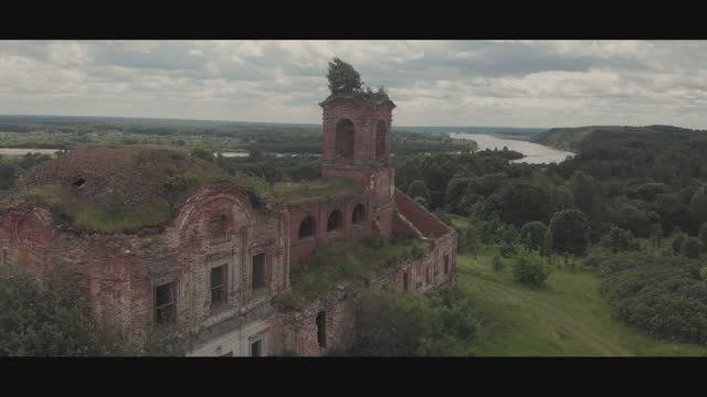 Киров. Заброшенная церковь.