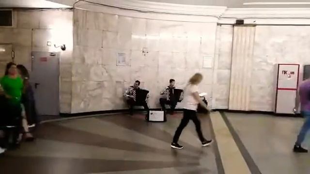 Под Большим театром и гармошка звучит по-большому )