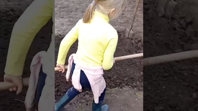 Из жизни особенного ребёнка... Ира борется с сорняком!☝️🙂