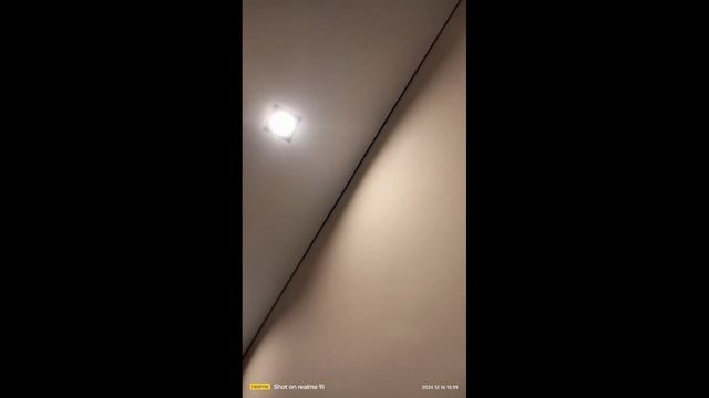 Натяжной потолок в коридоре, на теневом профиле EvroLumFer.