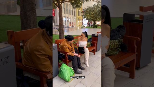 Смотрите до конца ! Сидит без куска хлеба , остался один 😱😰😭