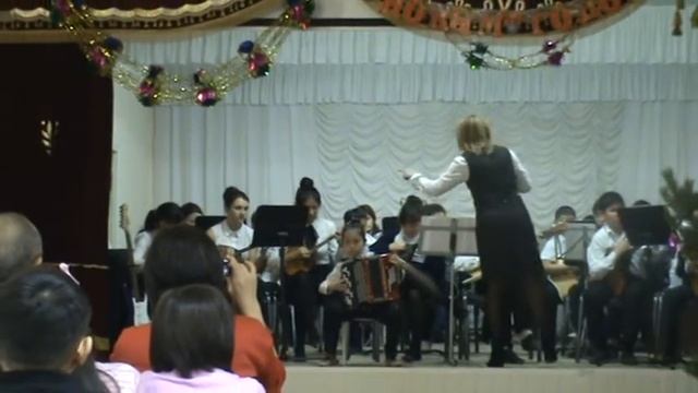 Оркестр русских народных инструментов (рук. Уклея Т.В.). Соло - Дорджиева Маша 2кл.,  декабрь 2014г.